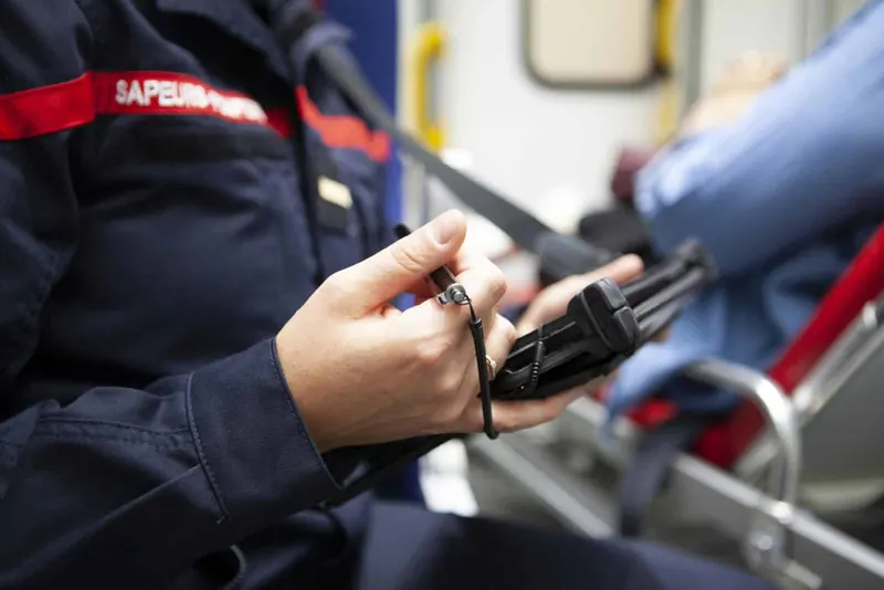 Près de Lyon : elle assène plusieurs coups de poing à un pompier