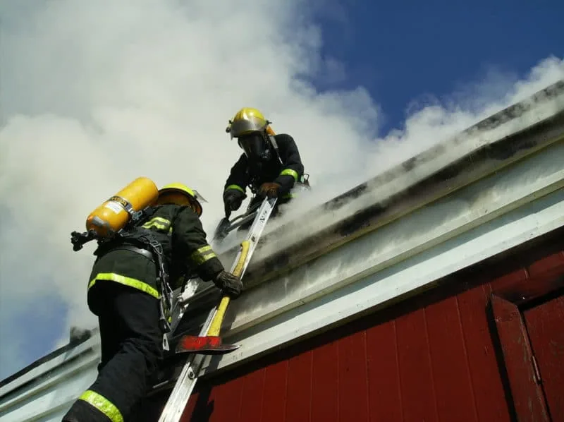 Québec : un pompier perd la vie dans un feu d'habitation