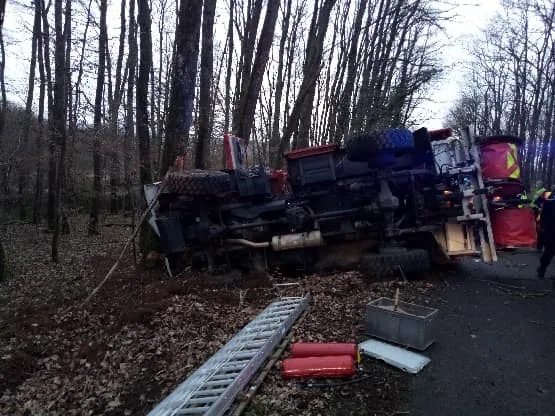 Cher : un camion de pompiers se retourne en retour d'intervention