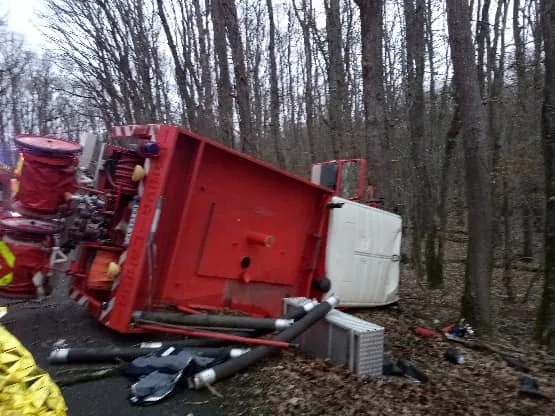Cher : un camion de pompiers se retourne en retour d'intervention