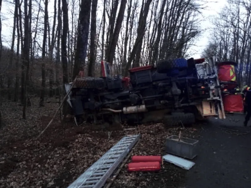 Cher : un camion de pompiers se retourne en retour d'intervention