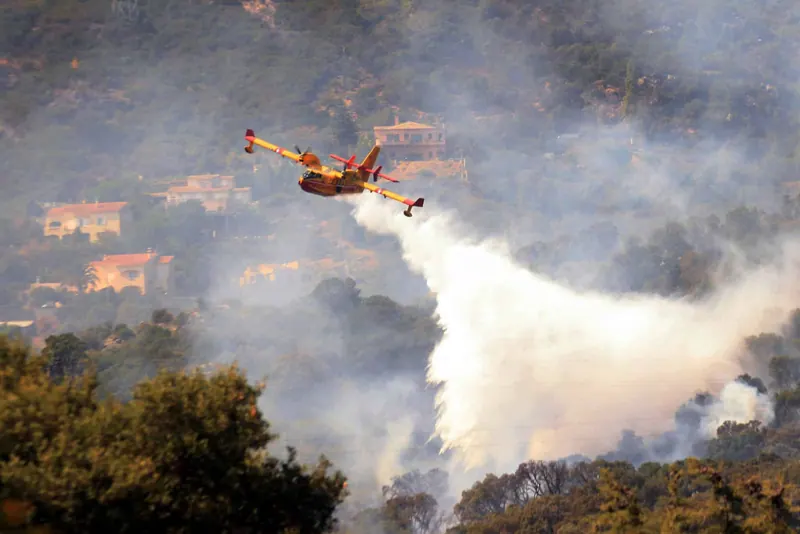 Un AirTractor s'écrase, un pompier mort au feu... ces incendies meurtriers qui touchent l'Europe