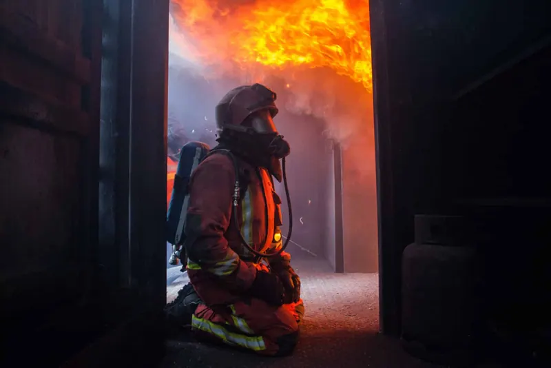 Loire : trois pompiers blessés dans une explosion, une enquête ouverte pour "incendie criminel"