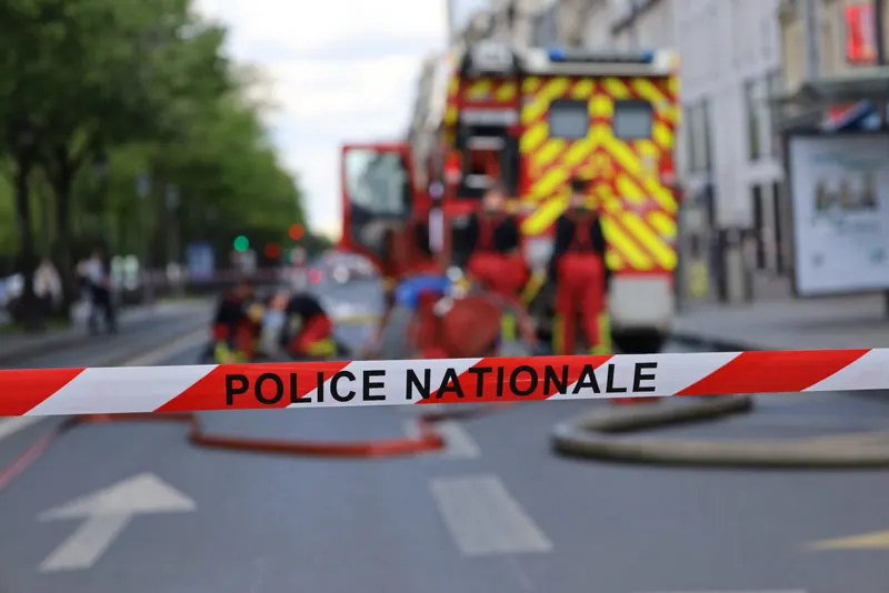 Il menace les pompiers avec un fusil et décède sous les décombres, avant l'intervention du Raid