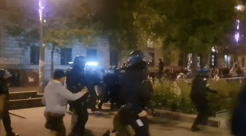 VIDÉOS. Paris : des incidents éclatent après l'annonce des résultats à l'élection présidentielle