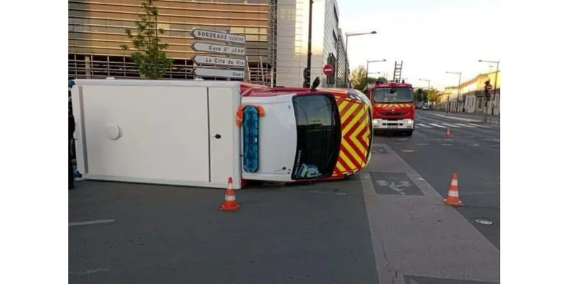 Un camion de pompiers en intervention percuté par un automobiliste qui prend la fuite