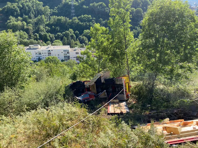 Loire : un camion citerne se renverse, trois pompiers blessés dont un "sérieusement"