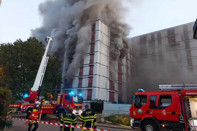 Incendie d'envergure à Rouen : deux immeubles abandonnés s'effondrent pendant la nuit