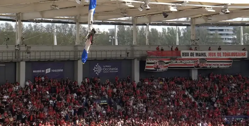 Incident insolite au Stadium de Toulouse : un parachutiste accroché avant la rencontre de Champions Cup