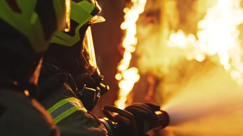 Isère : deux pompiers blessés dont un grièvement brûlé, lors du sauvetage d’un homme