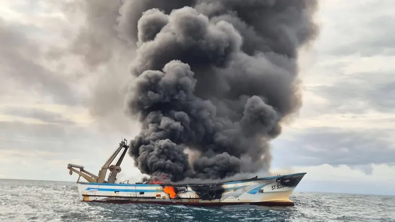 SNSM - Sète : un chalutier prend feu, l’équipage contraint de se jeter à l’eau