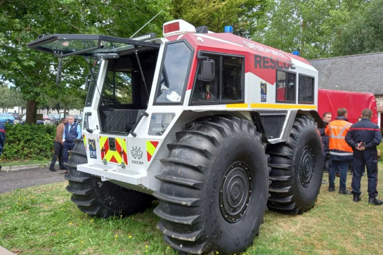 Le véhicule amphibie tout terrain VATT, de la société ukrainienne Sherp, en action dans la baie du Mont Saint-Michel.