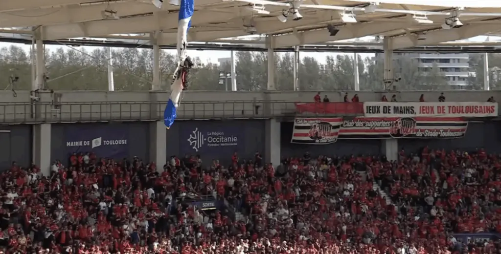 Incident insolite au Stadium de Toulouse : un parachutiste accroché avant la rencontre de Champions Cup