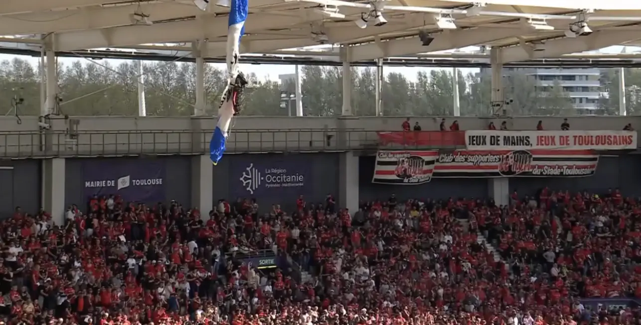Incident insolite au Stadium de Toulouse : un parachutiste accrochÃ© avant la rencontre de Champions Cup
