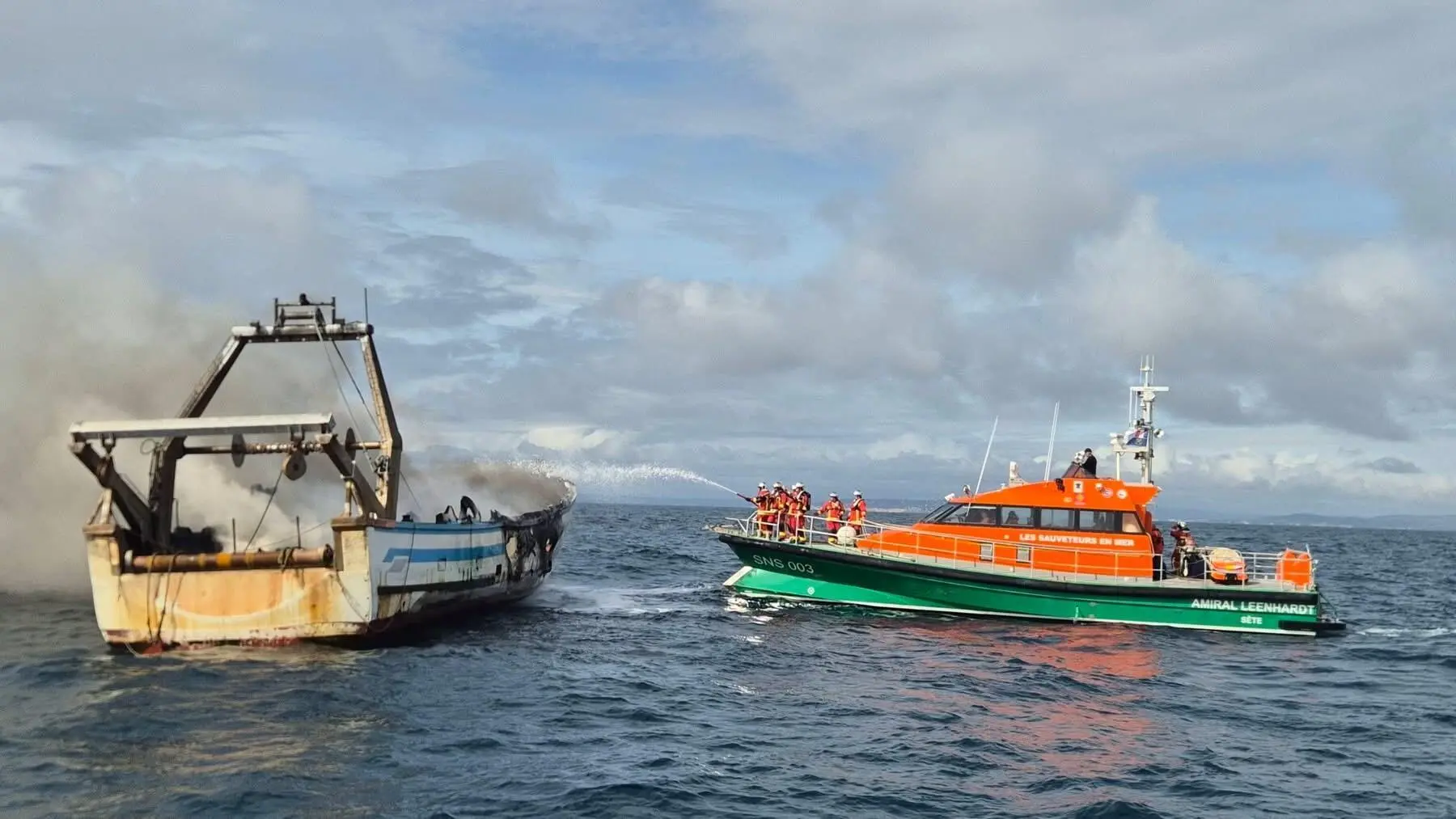 SNSM - Au large de Sète, un chalutier en flammes : trois marins sautent à la mer pour survivre
