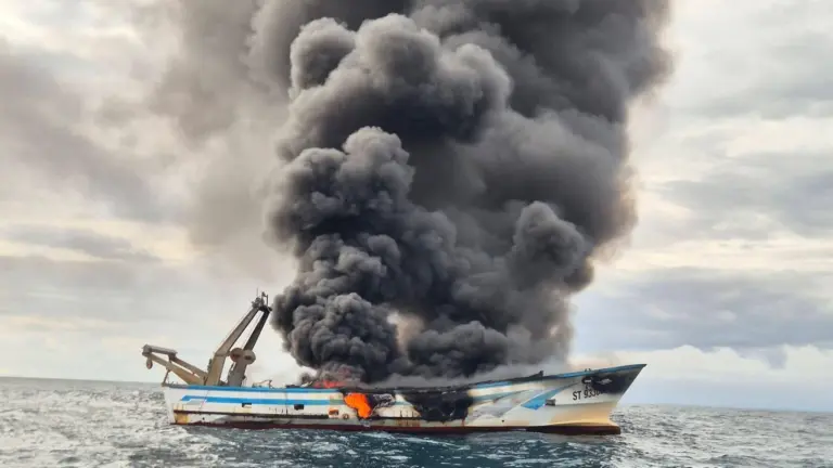 SNSM - S&Atilde;&uml;te : un chalutier prend feu, l&acirc;&Atilde;&copy;quipage contraint de se jeter &Atilde;&nbsp; l&acirc;eau