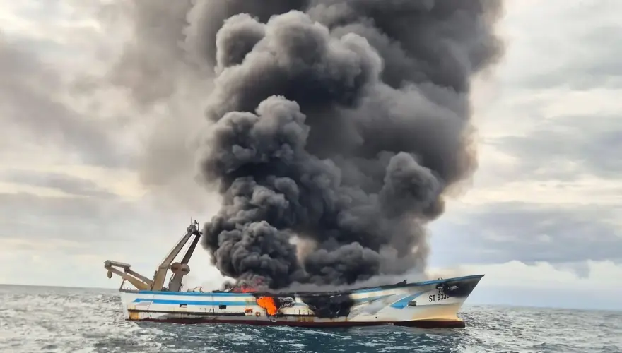SNSM - Sète : un chalutier prend feu, l’équipage contraint de se jeter à l’eau